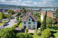 Die Villa verbindet Privatsphäre im Grünen mit der Nähe zum Untersee