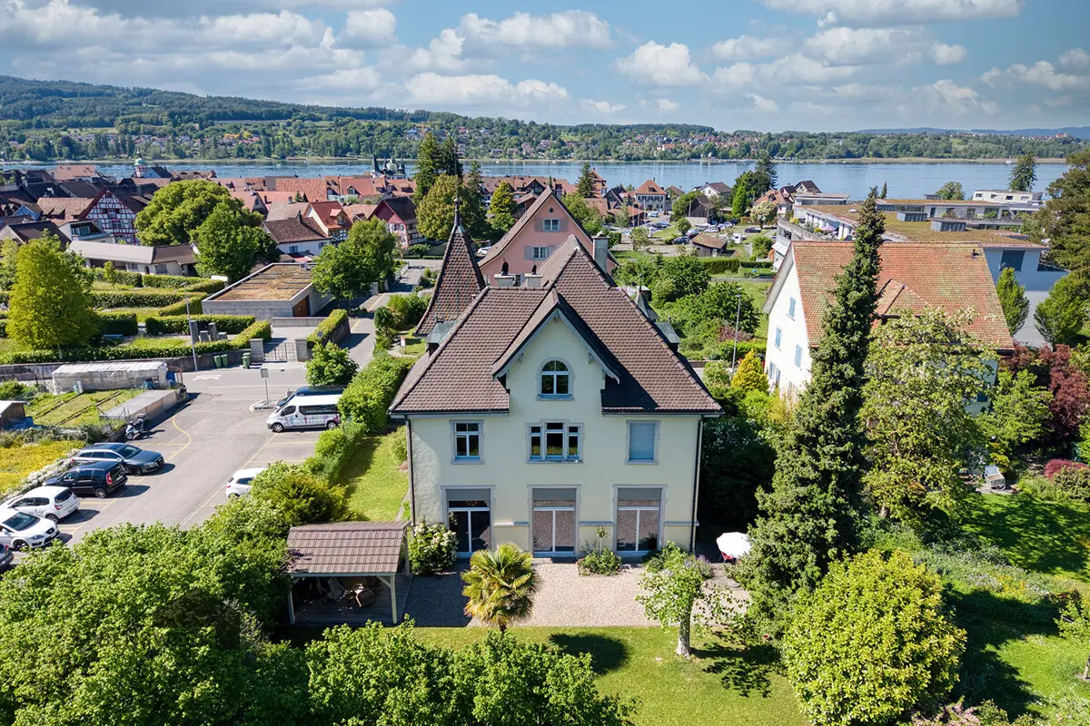 Die Villa verbindet Privatsphäre im Grünen mit der Nähe zum Untersee