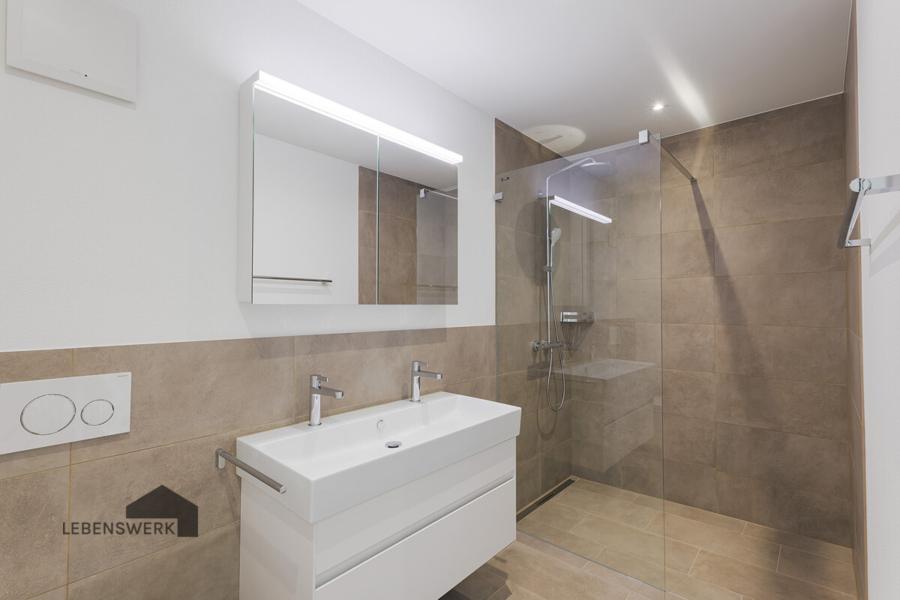 Ankommen und abschalten. Dieses Duschbad vereint warme Materialien, klare Formen und eine Atmosphäre, die jeden Tag ein kleines Spa-Erlebnis schafft