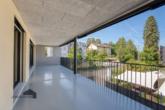 Mehr als nur ein Balkon. Ein grosszügiger, geschützter Aussenraum mitten im Alltag, der zum Verweilen, Geniessen und Entspannen einlädt. Fast wie ein zusätzliches urbanes Wohnzimmer im Freien