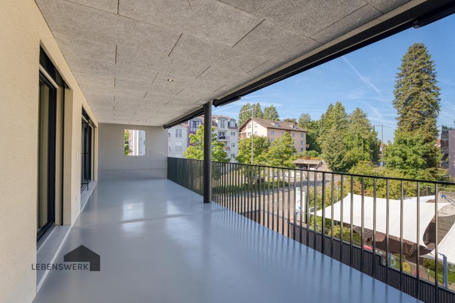Mehr als nur ein Balkon. Ein grosszügiger, geschützter Aussenraum mitten im Alltag, der zum Verweilen, Geniessen und Entspannen einlädt. Fast wie ein zusätzliches urbanes Wohnzimmer im Freien