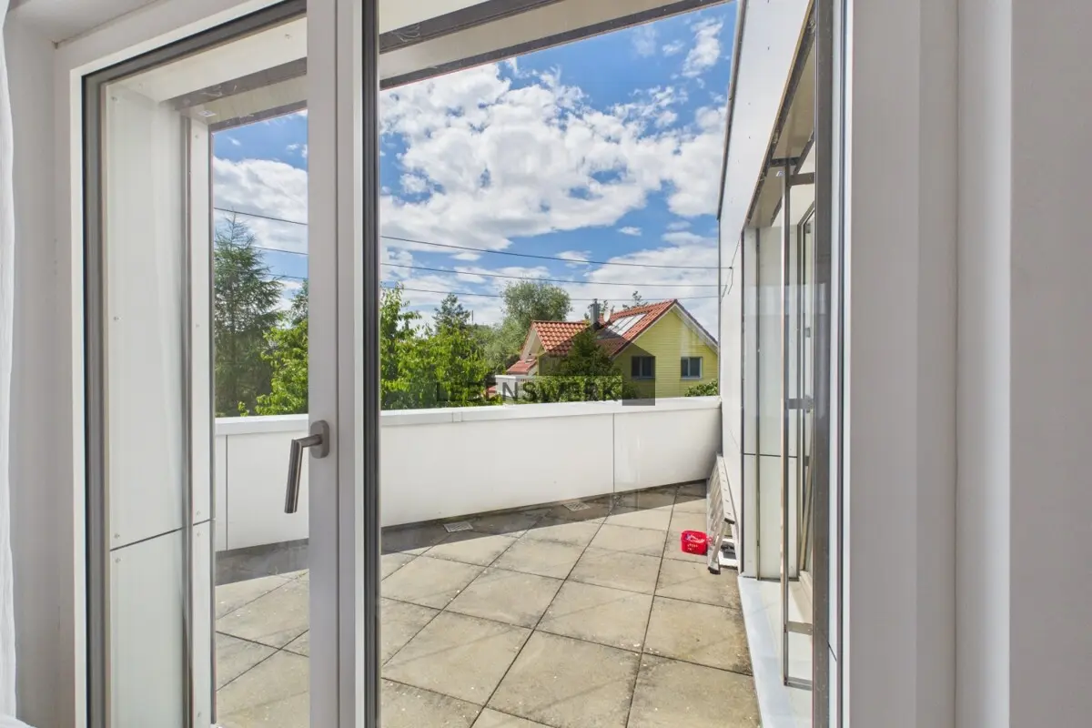 Direkt vom grössten Schlafzimmer, vom Flur und vom Bad erreichbar, ergänzt die Terrasse das Obergeschoss und bietet Raum für eine kurze Auszeit