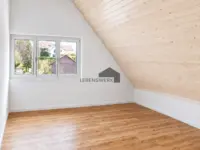 Dachschrägen verleihen dem Haus den Charme.