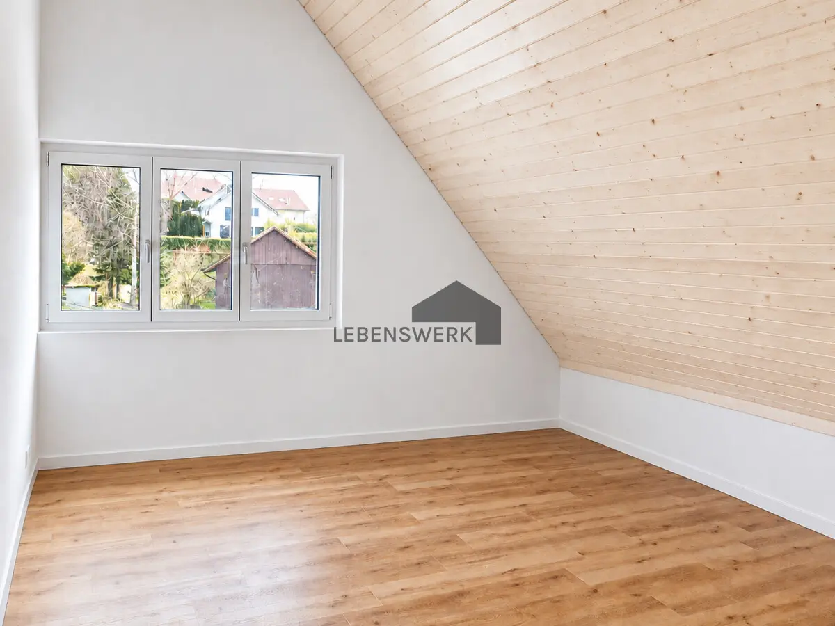 Dachschrägen verleihen dem Haus den Charme.