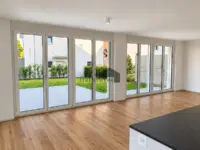 Grosse Fensterfronten sorgen für viel Licht.