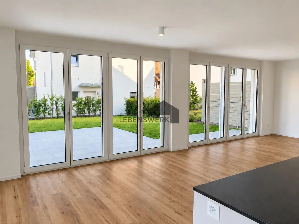 Grosse Fensterfronten sorgen für viel Licht.