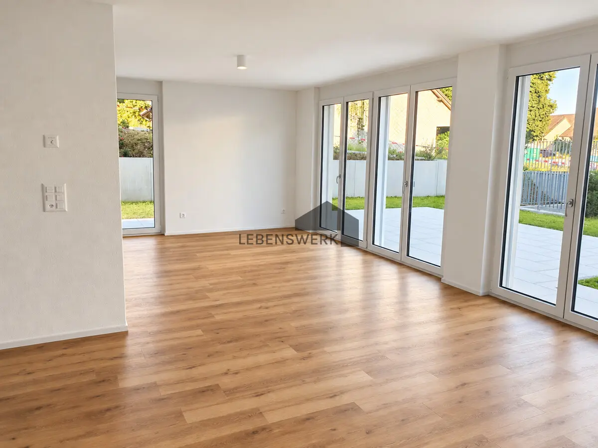 Grosse Fensterfronten sorgen für viel Licht.