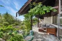 Gedeckter Loungebereich