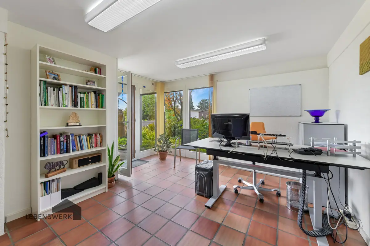 Arbeitszimmer_mit_direktem_Zugang_zum_Aussenbereich[1]