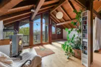 Zweites Wohnzimmer oder Lesebereich, am Kamin mit Blick auf die grüne Landschaft
