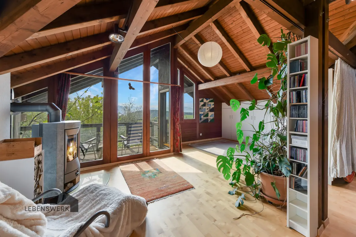 Zweites Wohnzimmer oder Lesebereich, am Kamin mit Blick auf die grüne Landschaft
