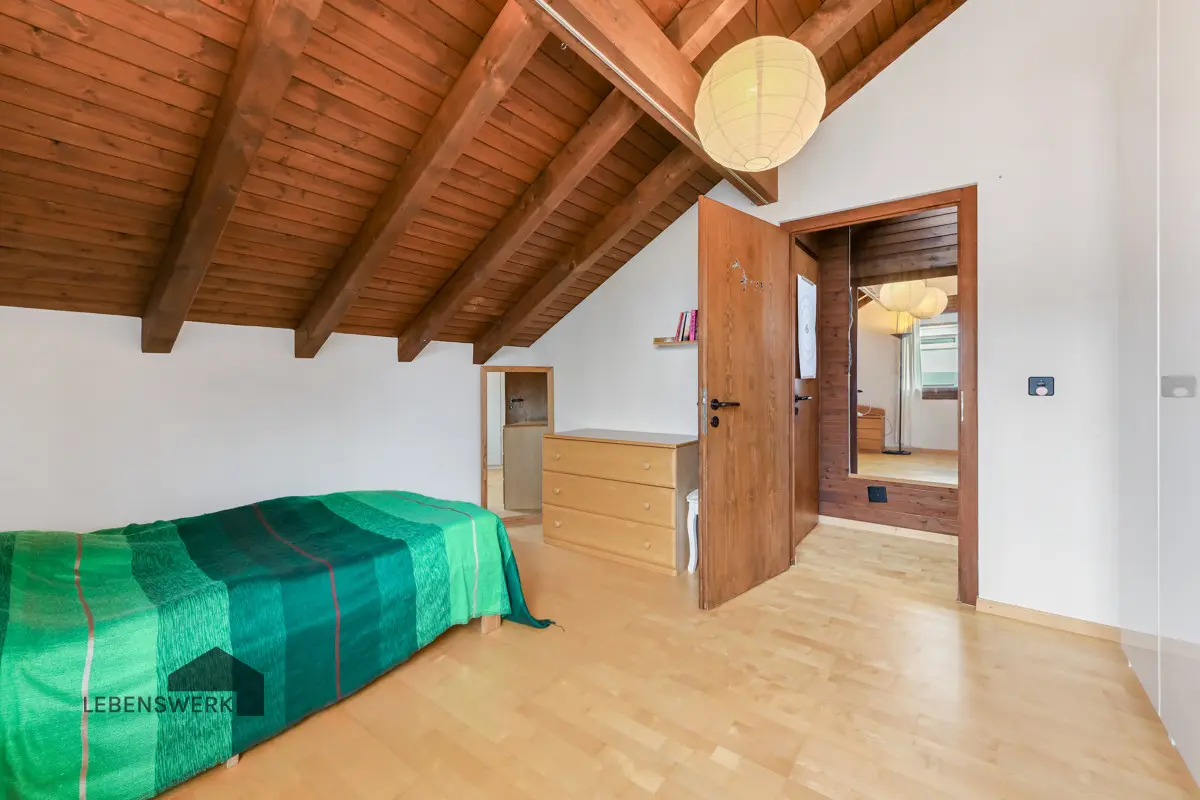 Weiters Schlafzimmer, welches trotz der Schrägen genügend Stellfläche bietet