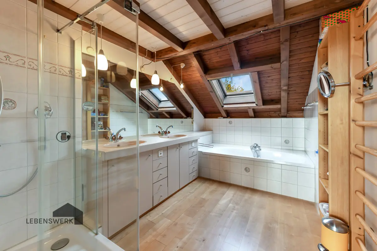 Grosses Badezimmer mit Badewanne und Dusche