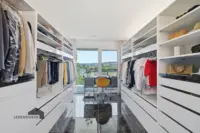 Praktisches Ankleidezimmer