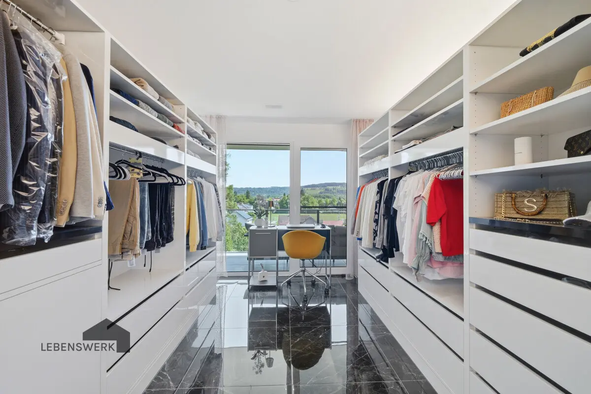 Praktisches Ankleidezimmer