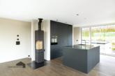 Wohn- und Essbereich mit Charme. Stimmungsvolles Cheminée und ein Ambiente zum Wohlfühlen - SEE YOU – in Deinem neuen Zuhause. Neues Doppel EFH in Mammern