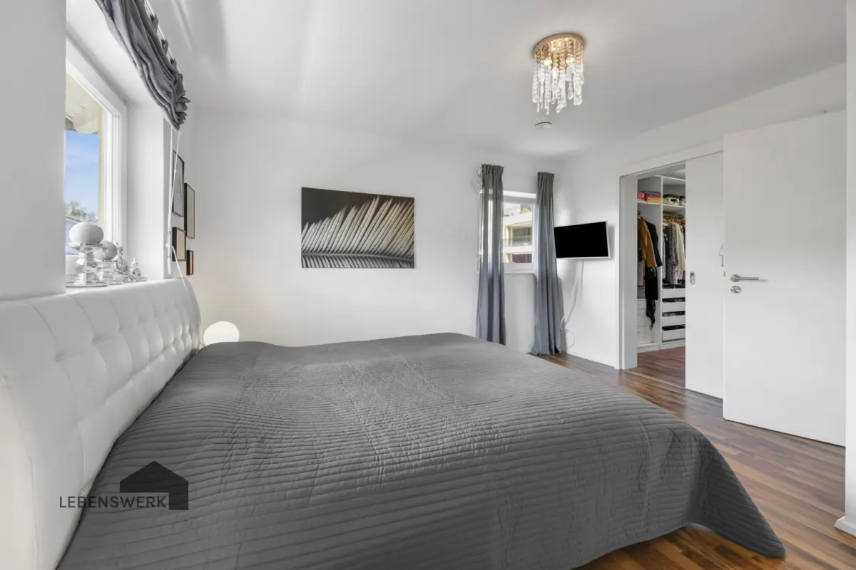 Schlafzimmer mit direkten Zugang in die Ankleide