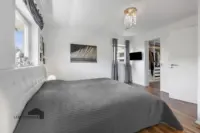 Schlafzimmer mit direkten Zugang in die Ankleide