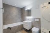 Das Bad mit Wanne lädt zum Abschalten und Geniessen ein - Modern Living – Licht und Lebensfreude am Wiibärg, Kreuzlingen TG – OFFENE BESICHTIGUNG AM 27.09.2025