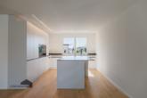 Die hochwertige Kocherhans-Küche überzeugt mit klaren Linien, edlen Materialien und einem durchdachten Grundriss - Modern Living – Licht und Lebensfreude am Wiibärg, Kreuzlingen TG – OFFENE BESICHTIGUNG AM 27.09.2025