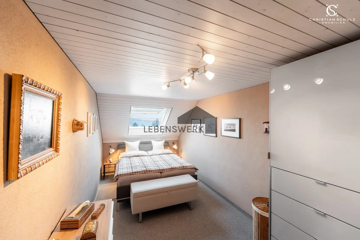 Gemütliches Schlafzimmer mit Blick auf den Bodensee.