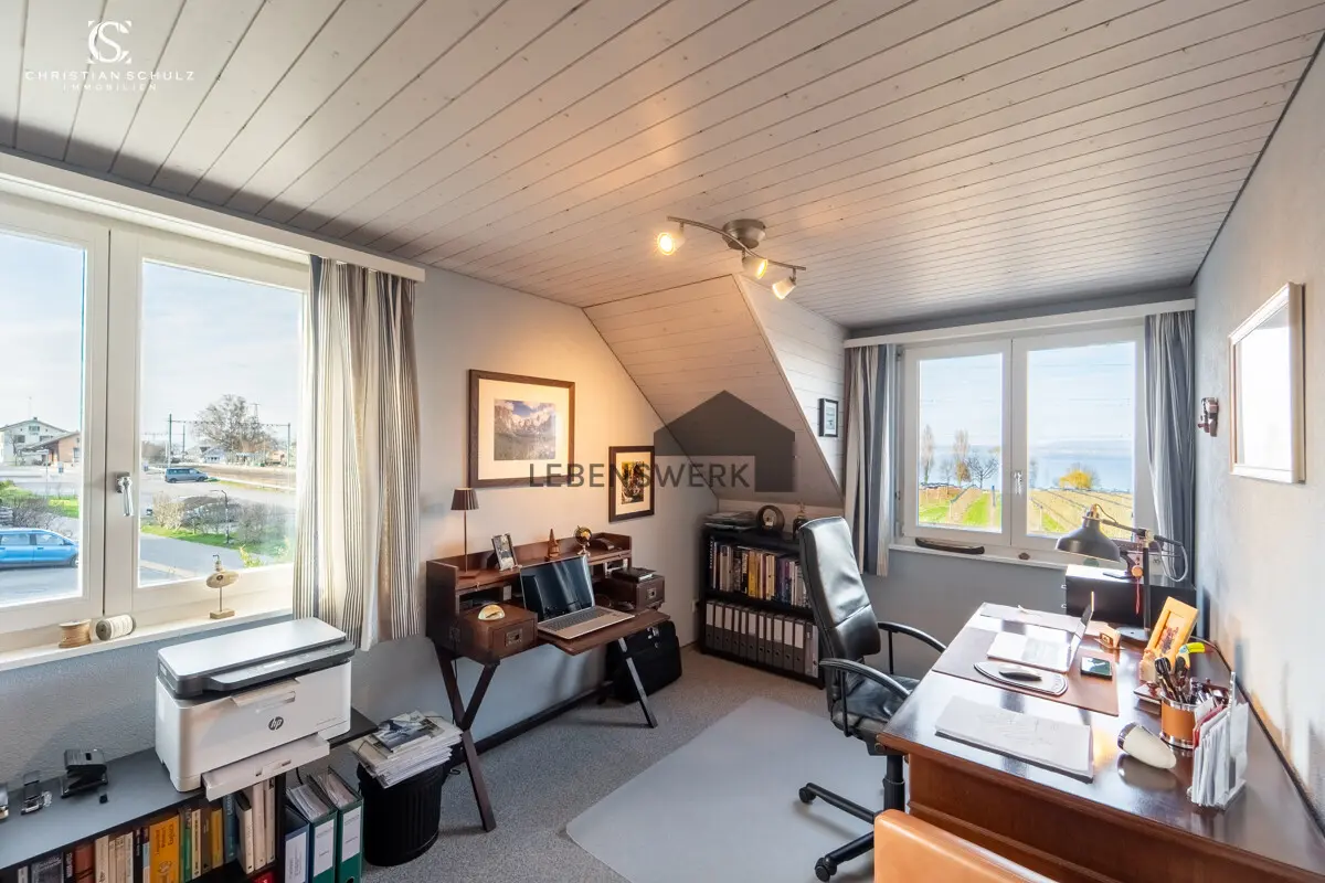 Lichtdurchflutetes Büro mit inspirierendem Ausblick.