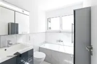 Badezimmer mit Badewanne und Fenster