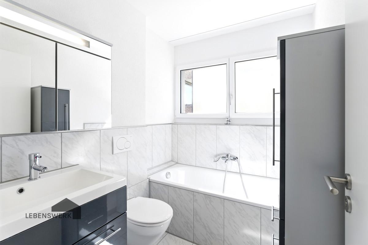 Badezimmer mit Badewanne und Fenster