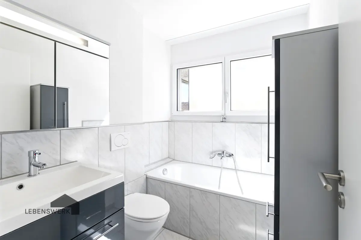 Badezimmer mit Badewanne und Fenster