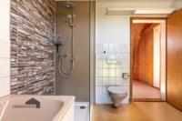 ... mit separater Dusche und Badewanne