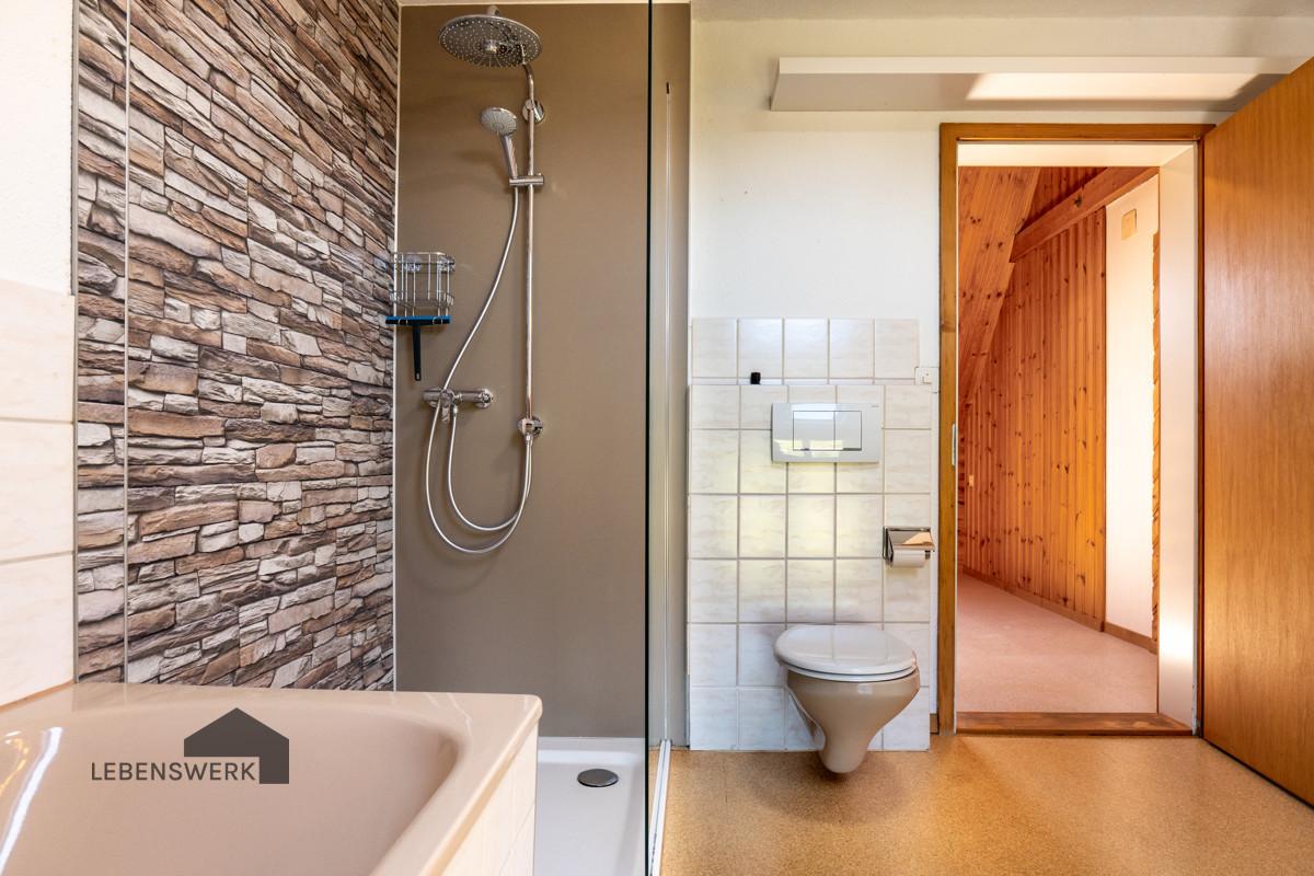 ... mit separater Dusche und Badewanne