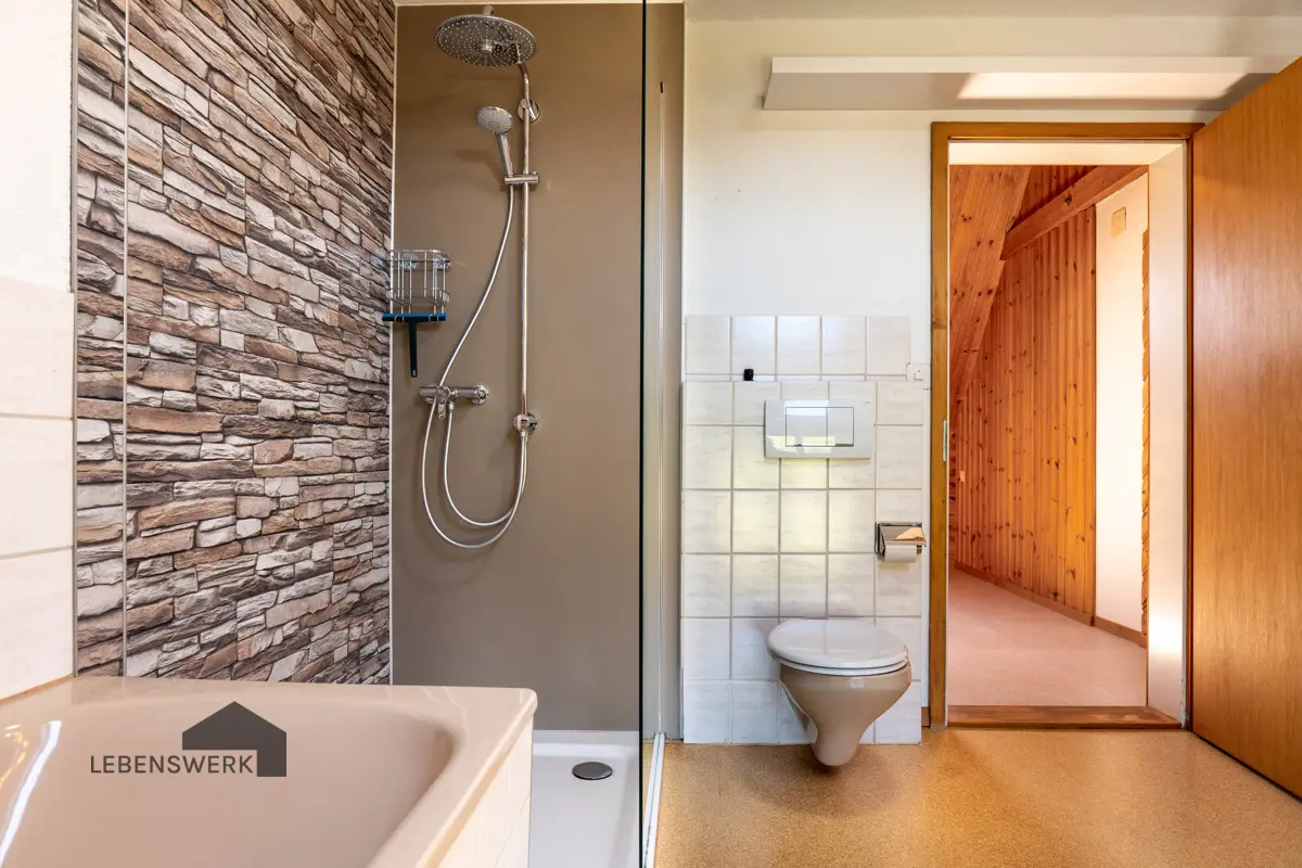 ... mit separater Dusche und Badewanne
