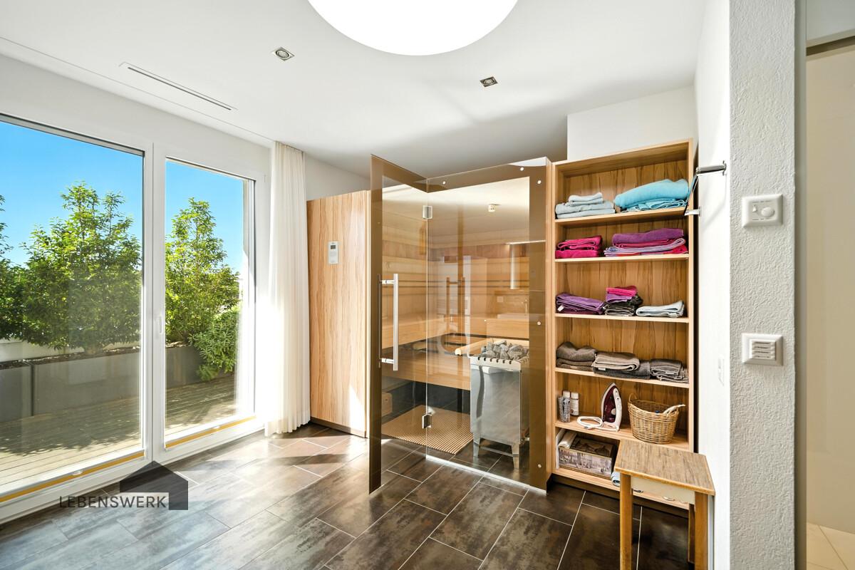 Ihr persönlicher Rückzugsort für Erholung und Balance. Grosszügige Sauna mit Salzsteinlicht