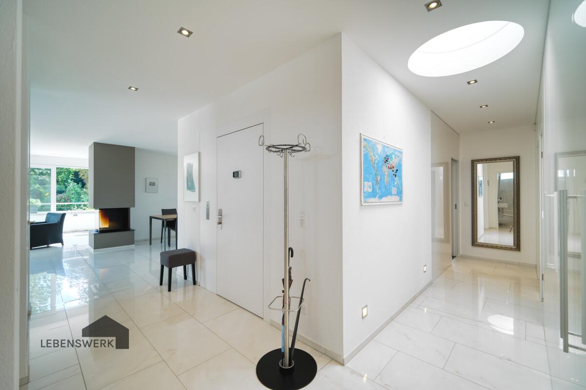 Hell durch Oberlicht und bequemen Smart-Home-System