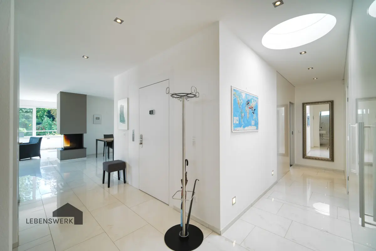 Hell durch Oberlicht und bequemen Smart-Home-System