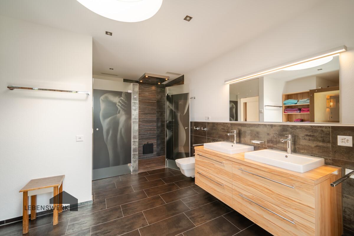 Luxuriöses Spa-Ambiente im Wellnessbad mit erfrischender Dusche versehen mit Rundumdüsen und Regendusche