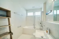 Weiteres Badezimmer mit Badewanne und Tageslicht