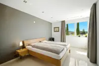 Helles Schlafzimmer mit Morgensonne und ...