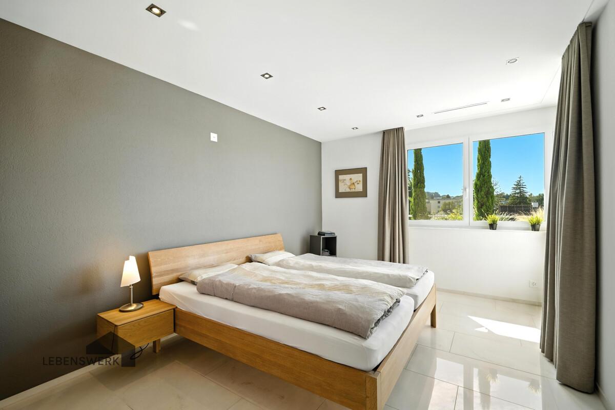 Helles Schlafzimmer mit Morgensonne und ...