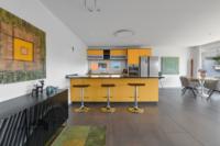 Offene Küche mit viel Platz und toller Bar