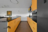 Einbauküche mit viel Stauraum und Platz zum Kochen