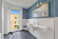 Helles Badezimmer mit separater Dusche und Badewanne