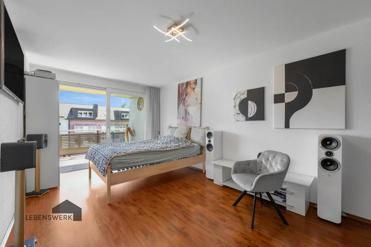 Geräumiges Hauptschlafzimmer mit direktem Balkonzugang