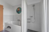 Grosses Badezimmer mit Dusche und Badewanne