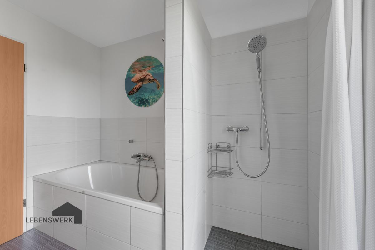 Grosses Badezimmer mit Dusche und Badewanne