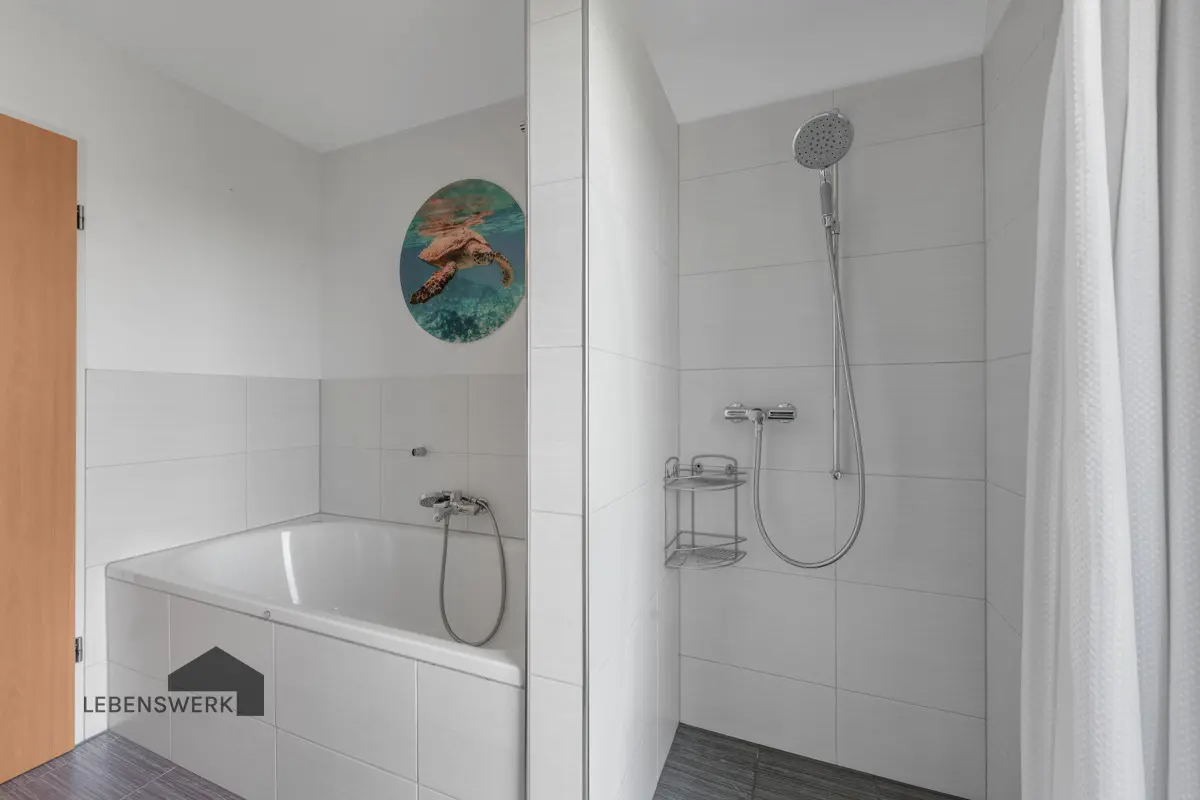Grosses Badezimmer mit Dusche und Badewanne