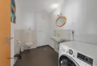 Gästetoilette mit Anschluss für Waschmaschine und Tumbler - Vorbereitung für Duscheinbau vorhanden