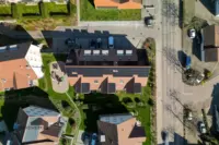 Von oben wird’s sichtbar. Haus, Garten, Spielplatz und Besucherparkplätze.