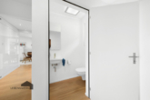 Gäste-WC - Edler Bungalow mit fantastischer Weitsicht und wunderschöner Gartenanlage – Laufen-Uhwiesen ZH