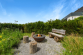 Feuerstelle und Sitzplatz mit Weitsicht und Abendsonne - Edler Bungalow mit fantastischer Weitsicht und wunderschöner Gartenanlage – Laufen-Uhwiesen ZH